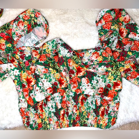 Pretty Little Thing Cropped Floral Blouse with Stretchy back and sleeves - Picture 1 of 6